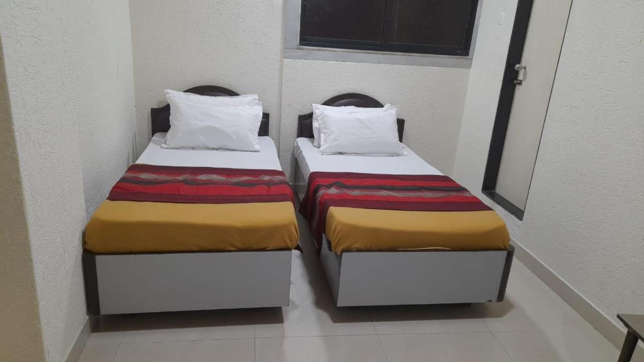 Shraddha Hotel Mumbai Bagian luar foto